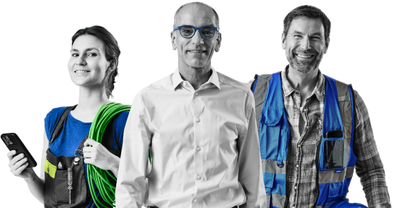 Drei Kollegen bereiten mit Kabeln und Werkzeug ihre nächsten Arbeitsschritte auf der Baustelle vor.