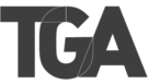 Jemand gestaltet ein TGA-Logo: Schwarze Buchstaben liegen überlappend aufeinander, teils durchscheinend.