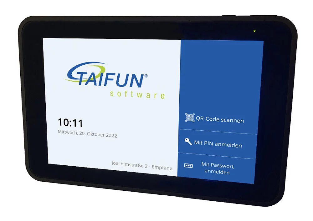 Ein Handwerker tippt am Touchscreen, um sich per QR-Code, PIN oder Passwort in die TAIFUN-Software einzuloggen. Datum: 20.10.2022.