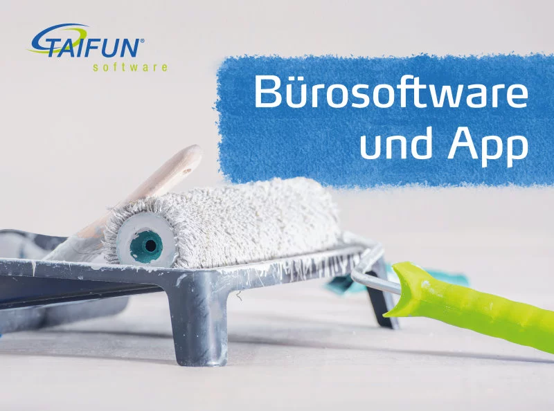 Eine Hand legt eine Farbwalze in die Wanne, im Hintergrund steht 