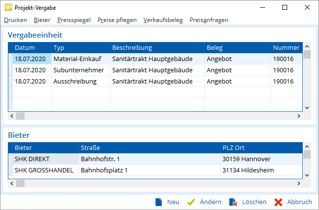 Eine Projektleiterin prüft am Rechner, welche Firmen Material liefern und wer alles ein Angebot abgegeben hat.
