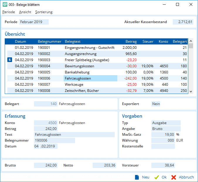 Jemand prüft im Finanzprogramm Buchungen aus dem Februar 2019: Daten, Beträge, Konten und wofür das Geld ausgegeben wurde.