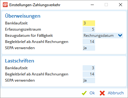 Jemand richtet am Computer die Zahlungseinstellungen für Überweisungen und Lastschriften ein, Felder werden ausgefüllt.