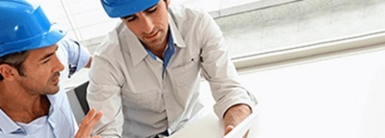 Handwerker bei der digitalen Arbeit