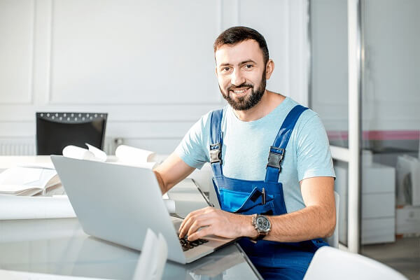 Das digitale Handwerk Handwerker am Notebook