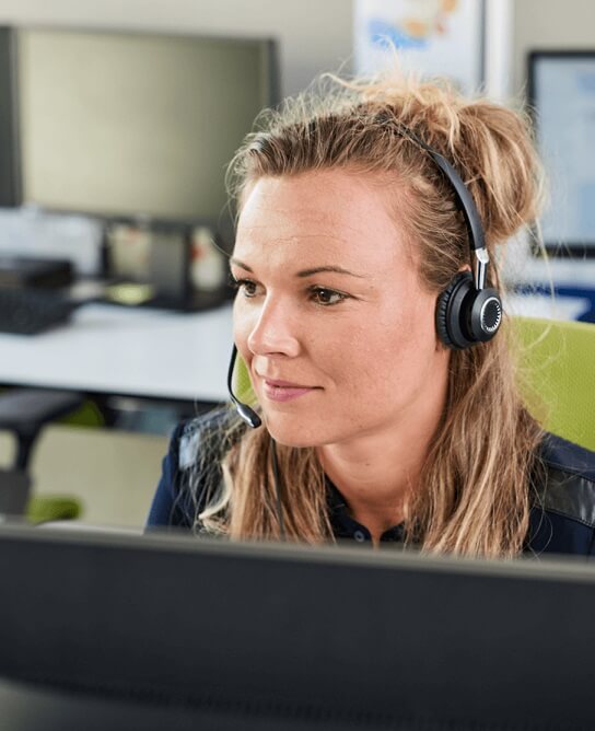 TAIFUN Support Mitarbeiterin Mitarbeiterin vom Support mit Headset